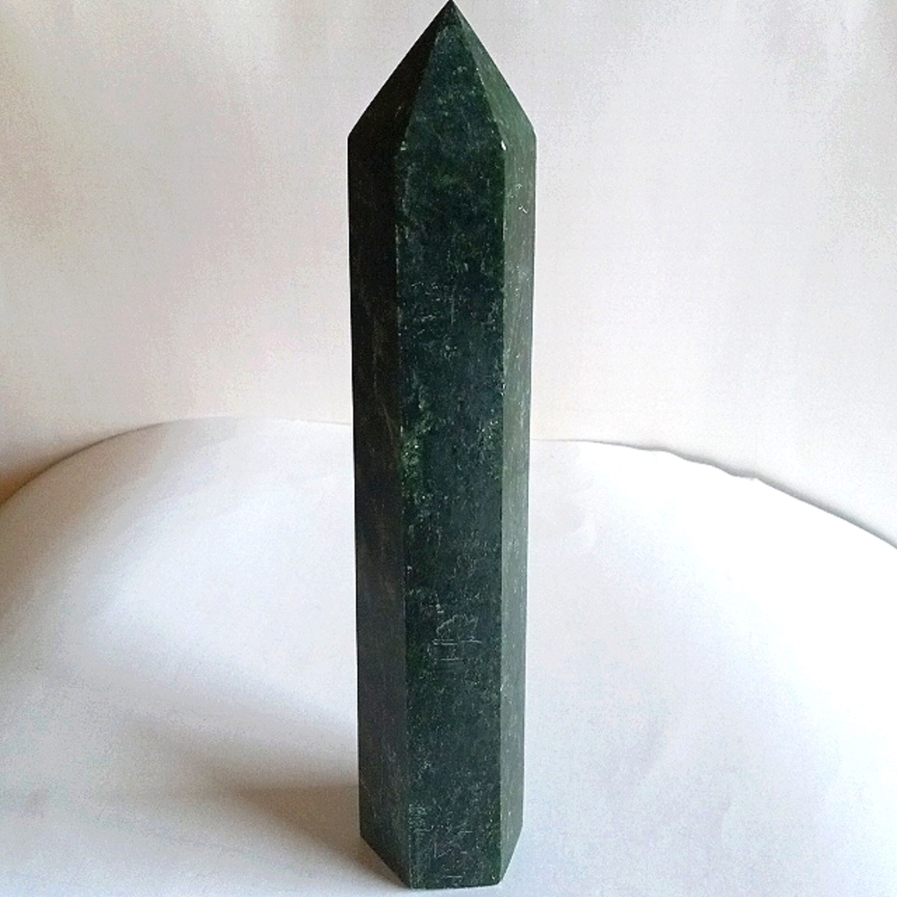 Beautiful Emerald Crystal Tower - Picture 3 of 9